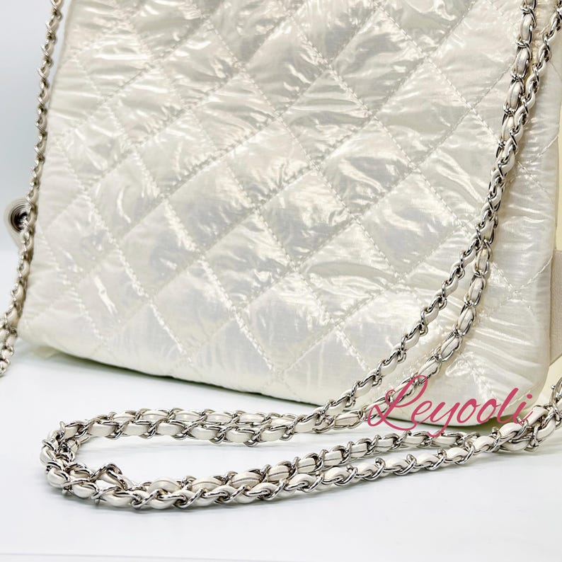 Quilted Chain Backpack: Elegant White Puffer Bag