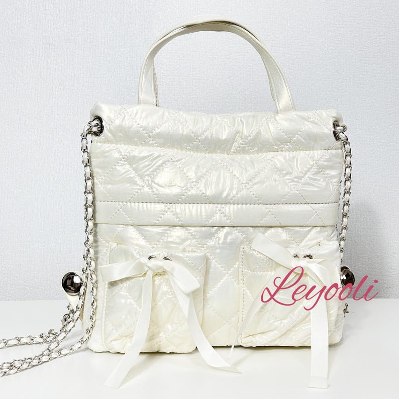Quilted Chain Backpack: Elegant White Puffer Bag