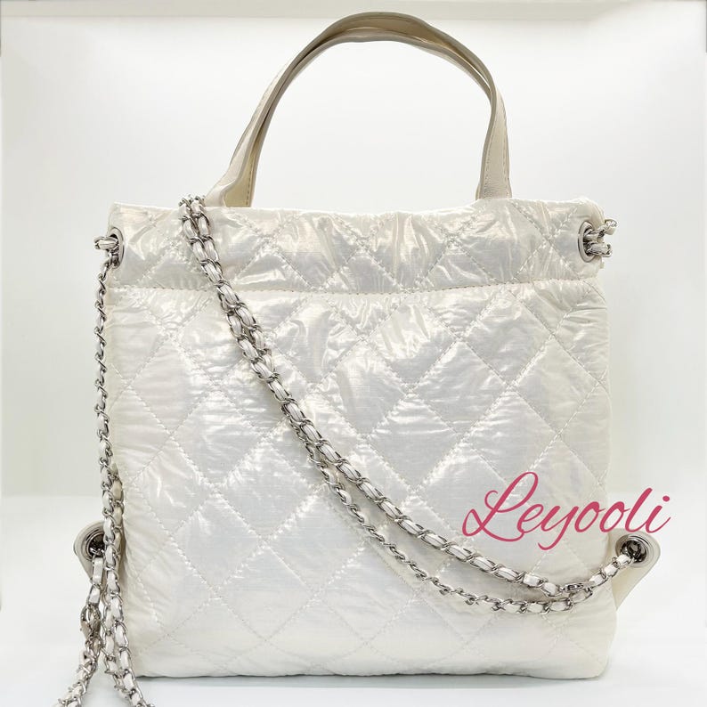 Quilted Chain Backpack: Elegant White Puffer Bag