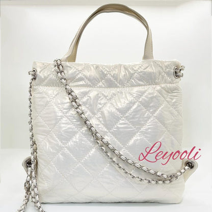 Quilted Chain Backpack: Elegant White Puffer Bag