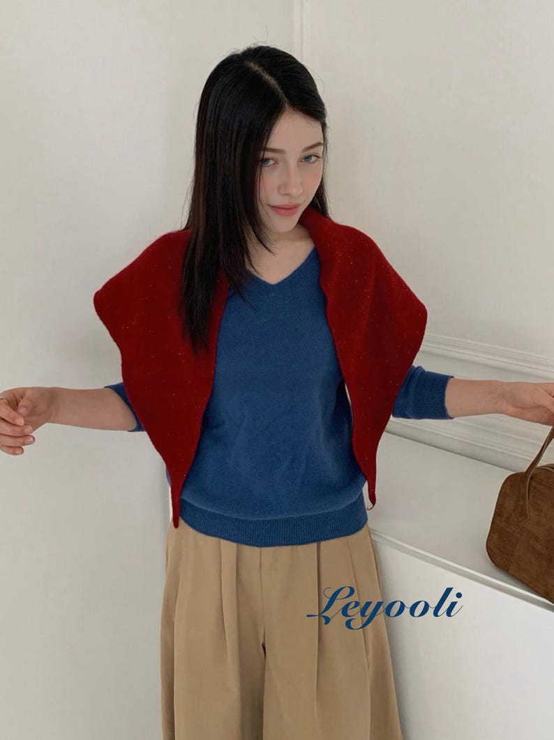 Speckled Red 100% Wool Triangle Scarf, Festive Knit Wrap, Cozy Winter Shawl Gift