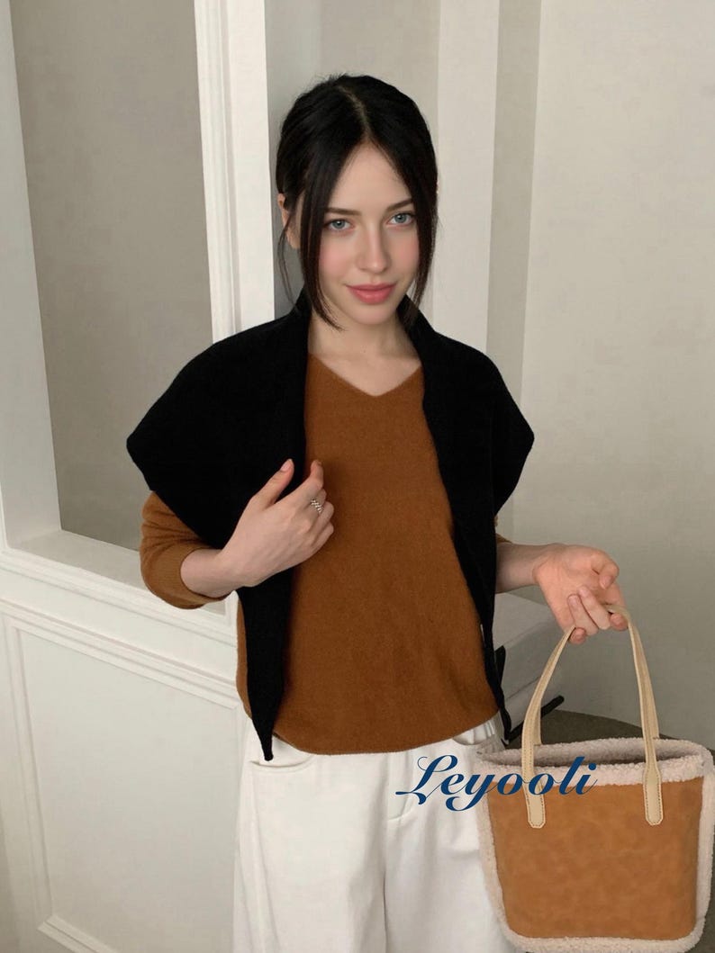 Black 100% Wool Triangle Scarf, Minimalist Ribbed Knit Shawl, Elegant Winter Wrap for Women