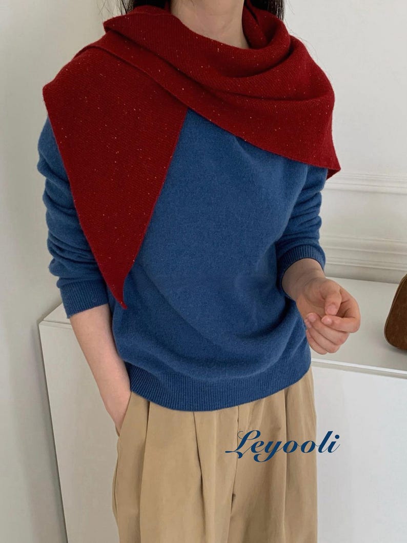 Speckled Red 100% Wool Triangle Scarf, Festive Knit Wrap, Cozy Winter Shawl Gift